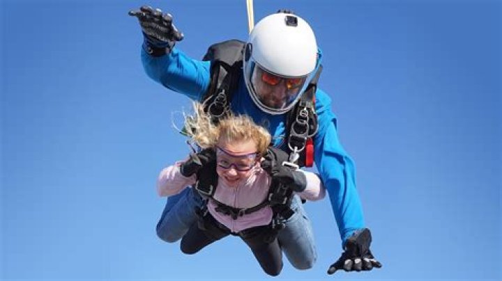 
6-year-old, Lola-Jo Bradshaw, jumps from 12,000 feet to become the youngest skydiver in the UK 