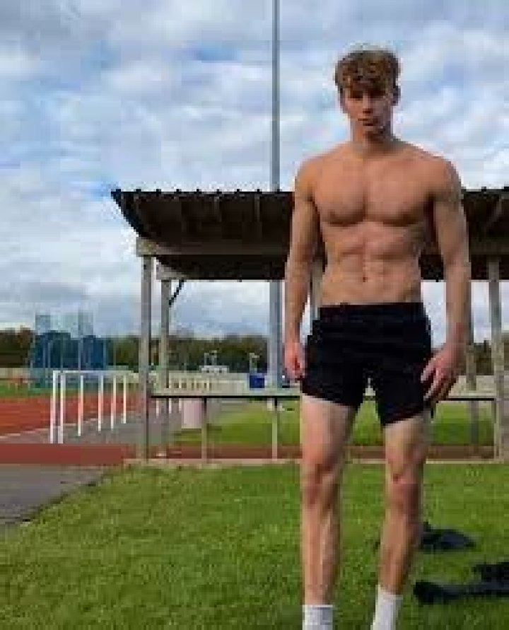 Alex Cowling Height, Weight, Net Worth, Age, Birthday, Wikipedia, Who, Nationality, Biography