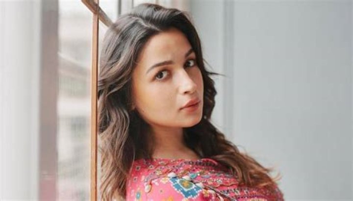 
Alia Bhatt Expresses Gratitude To Receive Smita Patil Award For Best Actress 