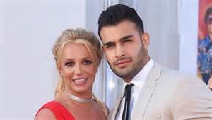 
Britney Spears’ Husband Sam Asghari ‘Surprised’ Her with Cake and Balloons on Her Birthday: ‘Love You’ 