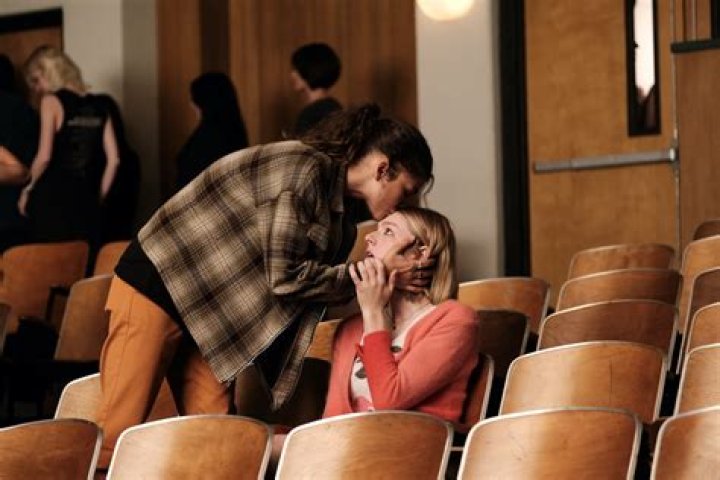 
Does Rue Find Out Jules Cheating? Elliot Drama and Relationship Discussed 