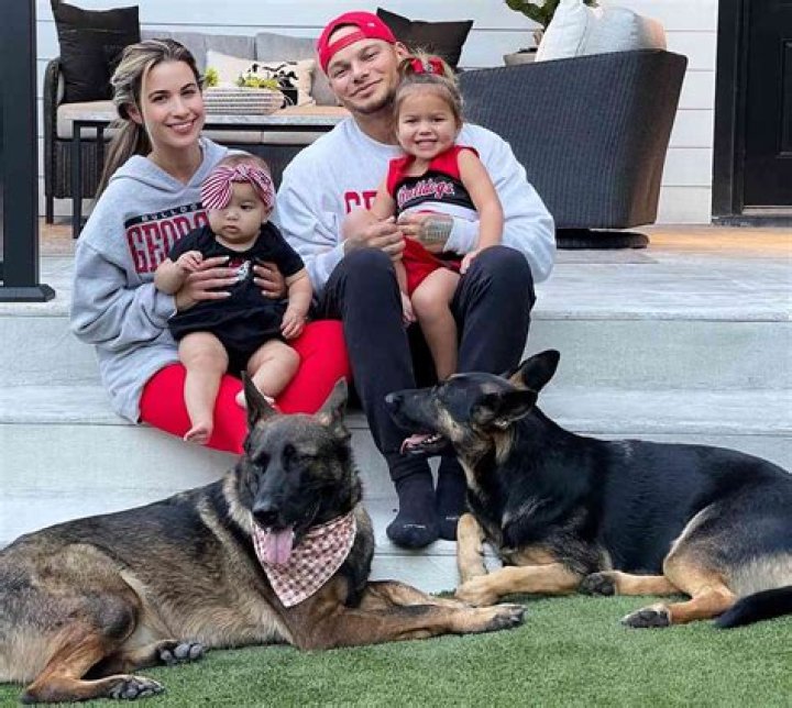 
Kane Brown and His Daughters Are Decked Out in Georgia Bulldogs Gear in Adorable Family Photo 