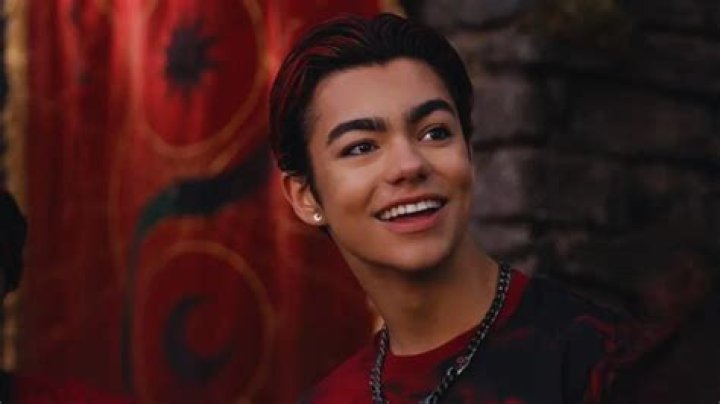 TikTok: Who Is Malachi Barton Girlfriend In 2022? Disney Actor Dating Status With Ariana Greenblatt