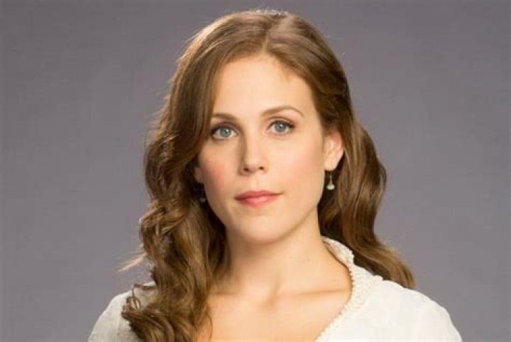 
Who is actress Erin Krakow? Is she in relationship with Daniel Kissing? Her Bio: Husband, Net Worth, Parents, Family, Brother 